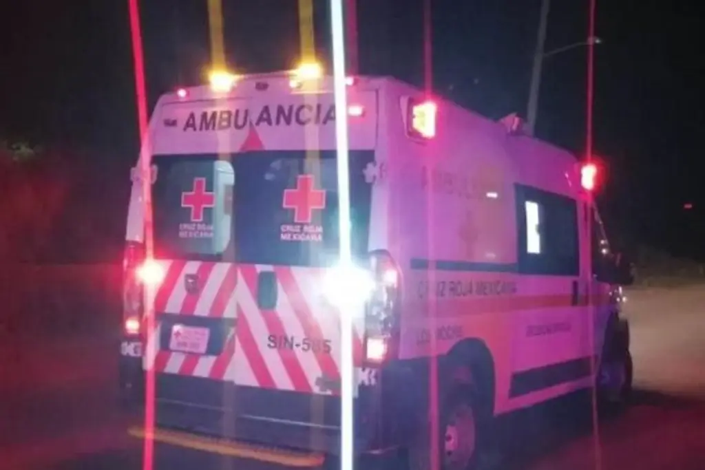 Imagen Queda llantas arriba tras chocar contra 2 camionetas en Boca del Río; hay 3 lesionados
