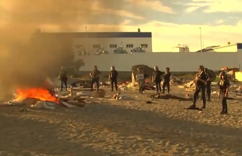 Imagen Siguen protestas y quema de campamentos de migrantes en Ceuta; policía interviene (+Video)