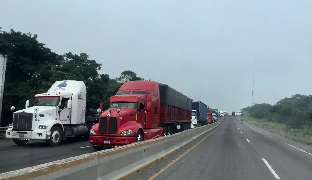 Imagen Cierran esta autopista de Veracruz por choque y volcadura de tractocamión