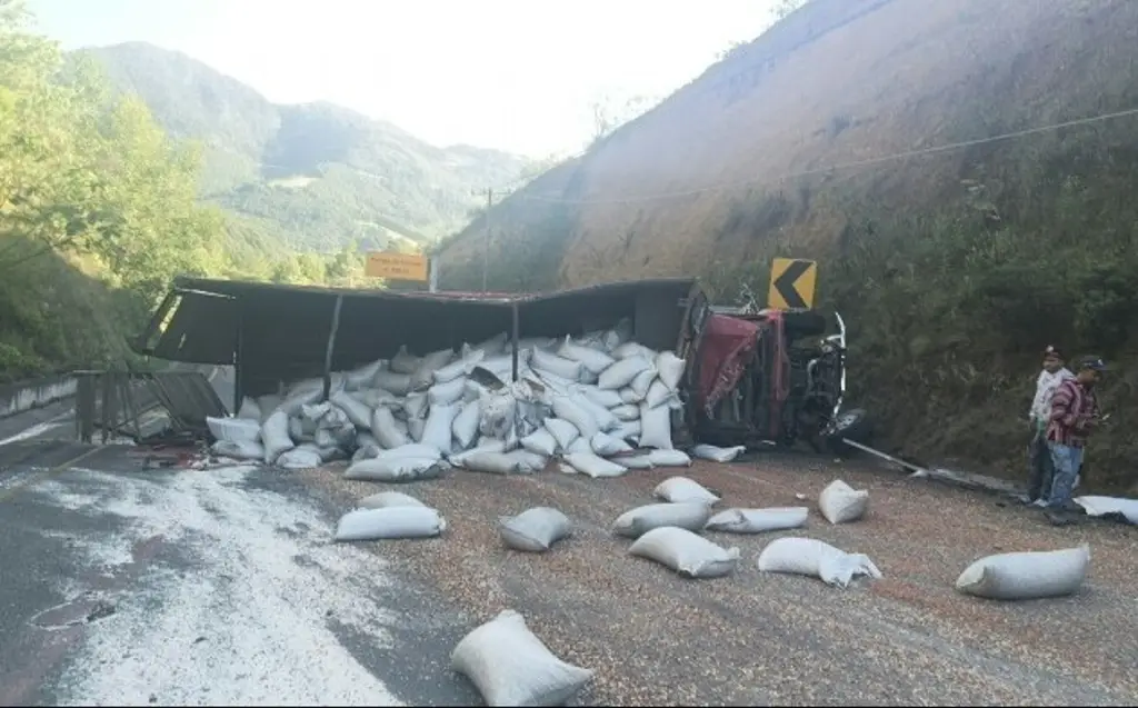 Imagen Cierre en autopista con dirección a Veracruz por volcadura de unidad pesada de carga