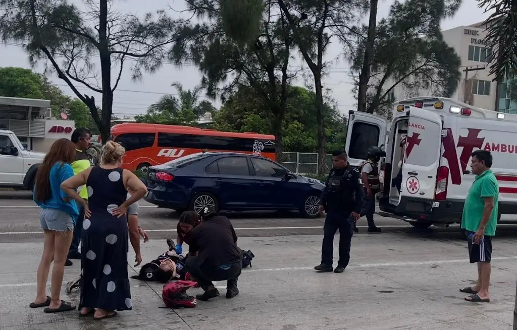 Imagen Mujer derrapa en su moto en Rafael Cuervo; así terminó