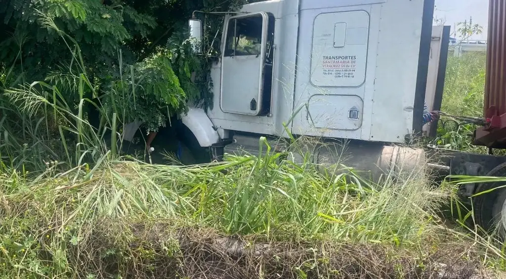 Imagen Otro tráiler se accidenta en el kilómetro 13.5 de n Veracruz 