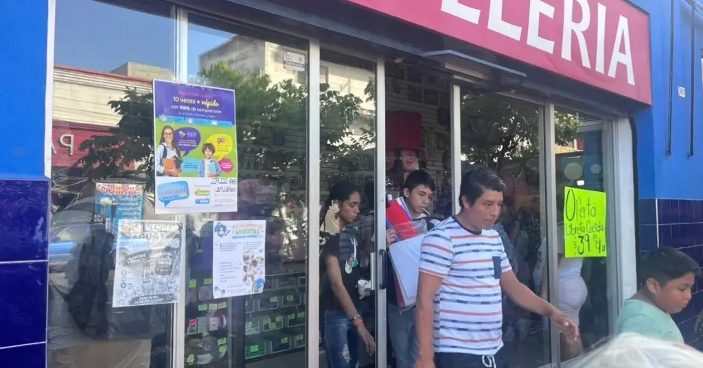 Imagen  ¡A última hora! Padres abarrotan mercados de Veracruz para completar útiles escolares
