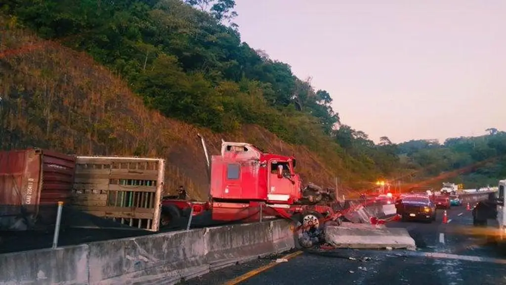 Imagen Accidente provoca cierre en esta carretera de Veracruz, este lunes. Precaución