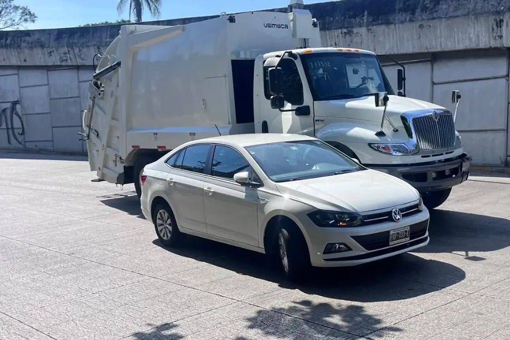 Imagen Camión recolector de basura nuevo choca contra automóvil en Ejército Mexicano
