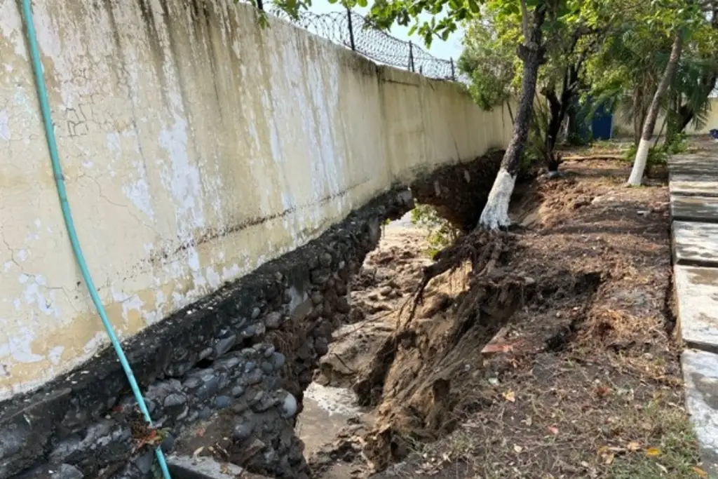 Imagen Casi 3 meses y sin solución, escuela de Veracruz sigue con barda colapsada