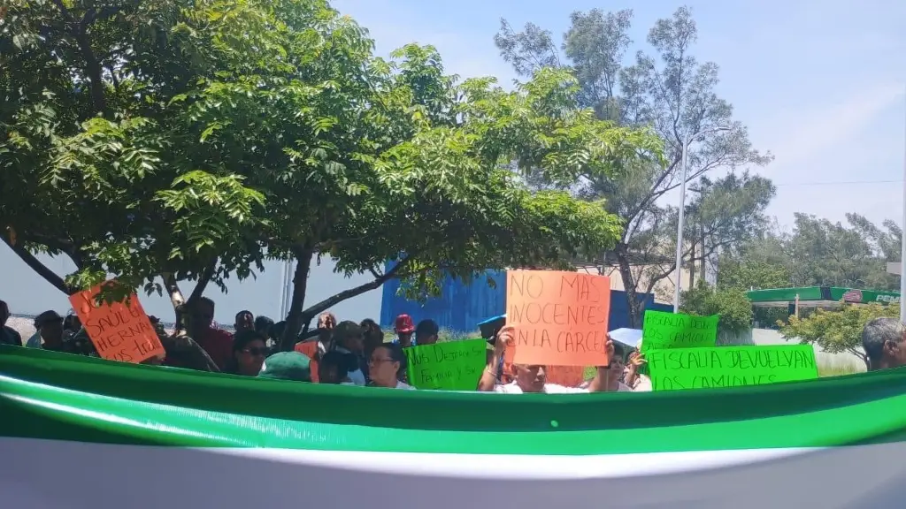 Imagen Retienen camiones de pasaje Saeta Verde; acusan arbitrariedad de Fiscalía