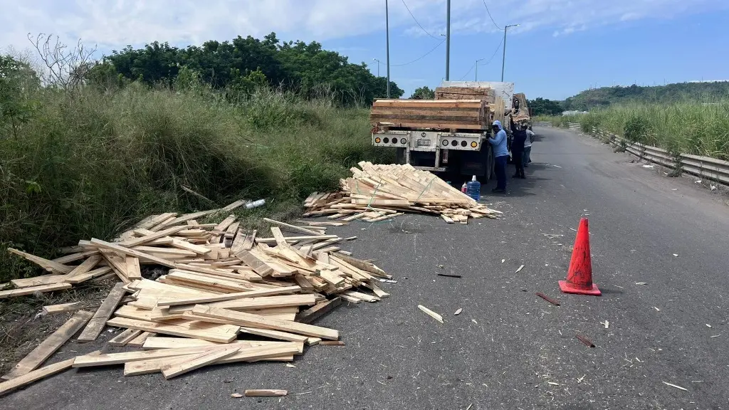 Imagen Trailer se va de lado y esto pasó, en Veracruz 
