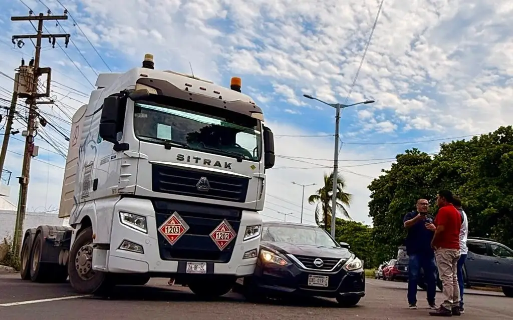Imagen Choque entre tráiler y auto provoca caos vial en el poniente de Veracruz; Este es el saldo
