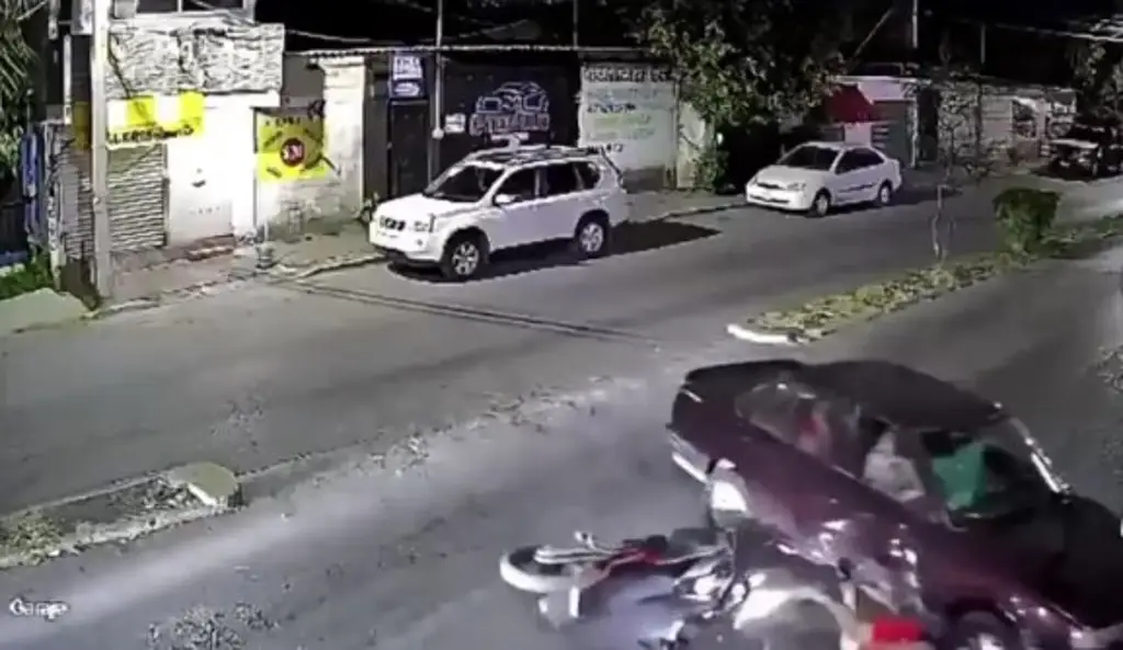 Imagen Captan a motociclista que derrapa y choca contra vehículo ¿Quién tuvo la culpa? (+Video)