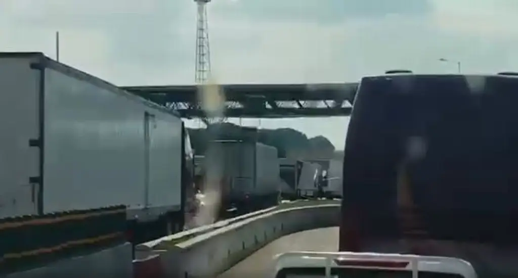 Imagen Reportan tráfico lento en la carretera Tinaja - Cosoleacaque, checa a qué altura