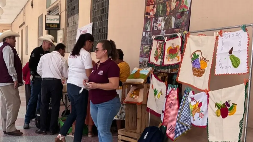 Imagen Realizan agrotianguis en los bajos del Palacio Federal de Veracruz
