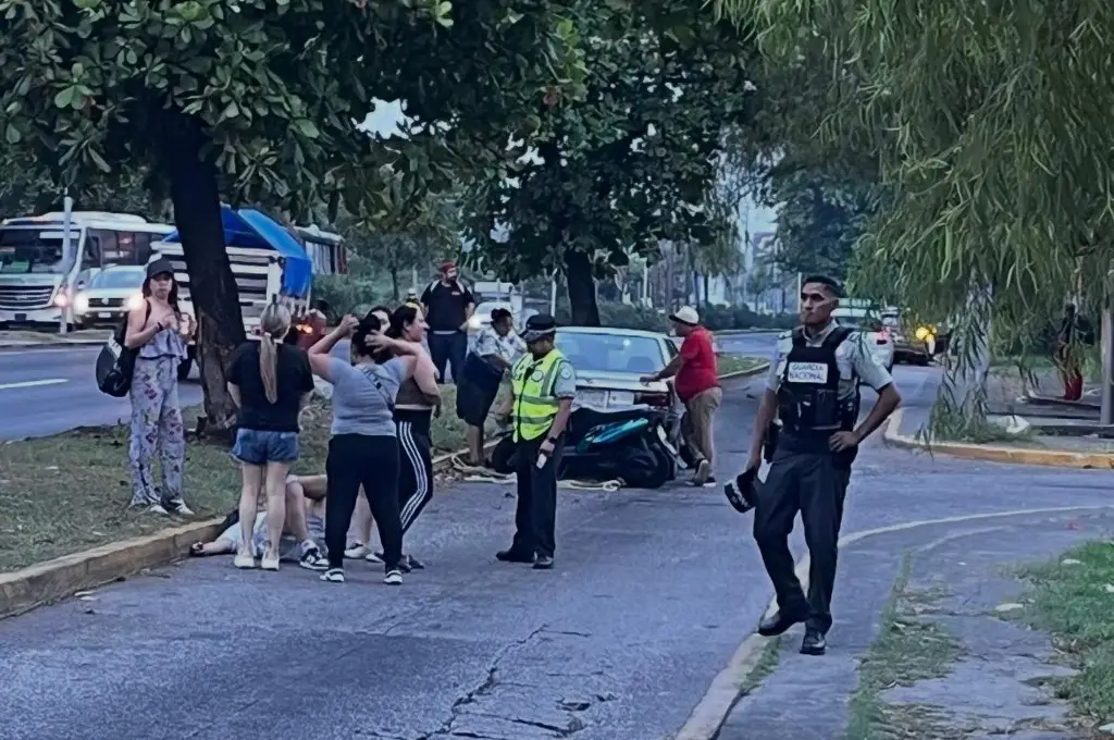 Imagen Motociclista no vio el camellón y así terminó