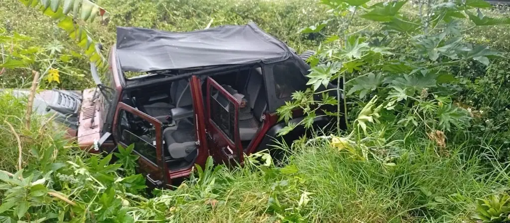 Imagen Vuelcan y terminan fuera de la carretera en autopista de Veracruz; esto se sabe