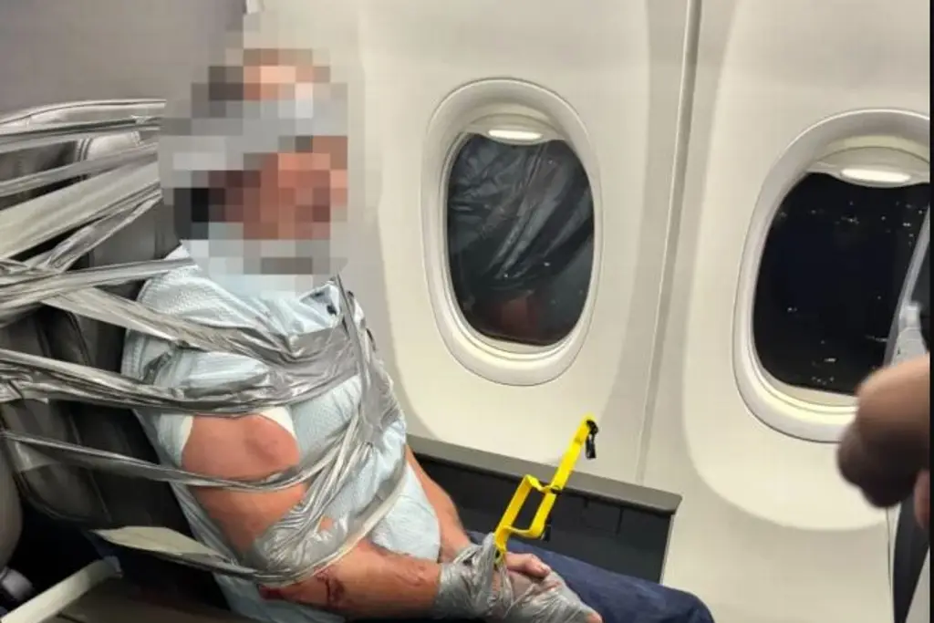 Imagen Y que lo amarran: así terminó un pasajero en avión durante vuelo en EU