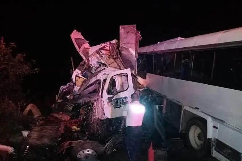 Imagen Investigan choque de autobús con 4 muertos y 20 lesionados tras evento de Sheinbaum