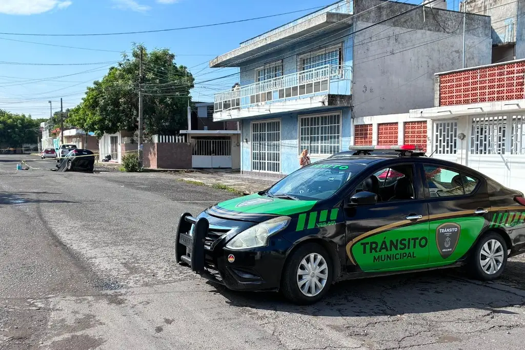Imagen Cierran calles por socavón que se tragó auto en Veracruz