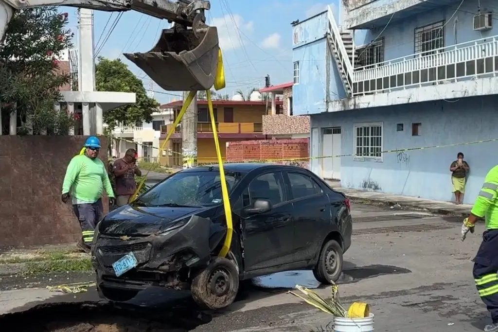 Imagen Retiran auto de mega socavón 