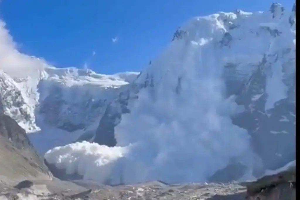 Imagen Montaña colapsa y sepulta a escaladores en Rusia; reportan varios muertos (+ Video)