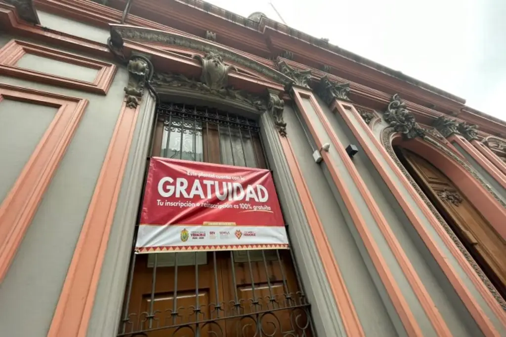 Imagen Investigan cobro de cuotas escolares en dos bachilleratos de Xalapa