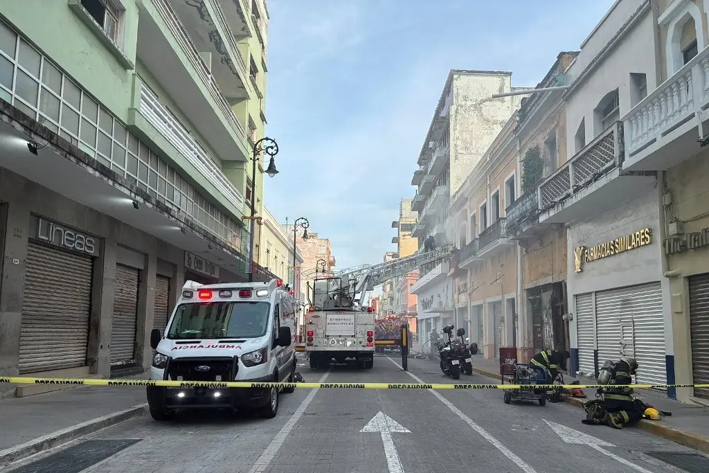 Imagen Arde local en Centro de Veracruz; hay cierre vial 