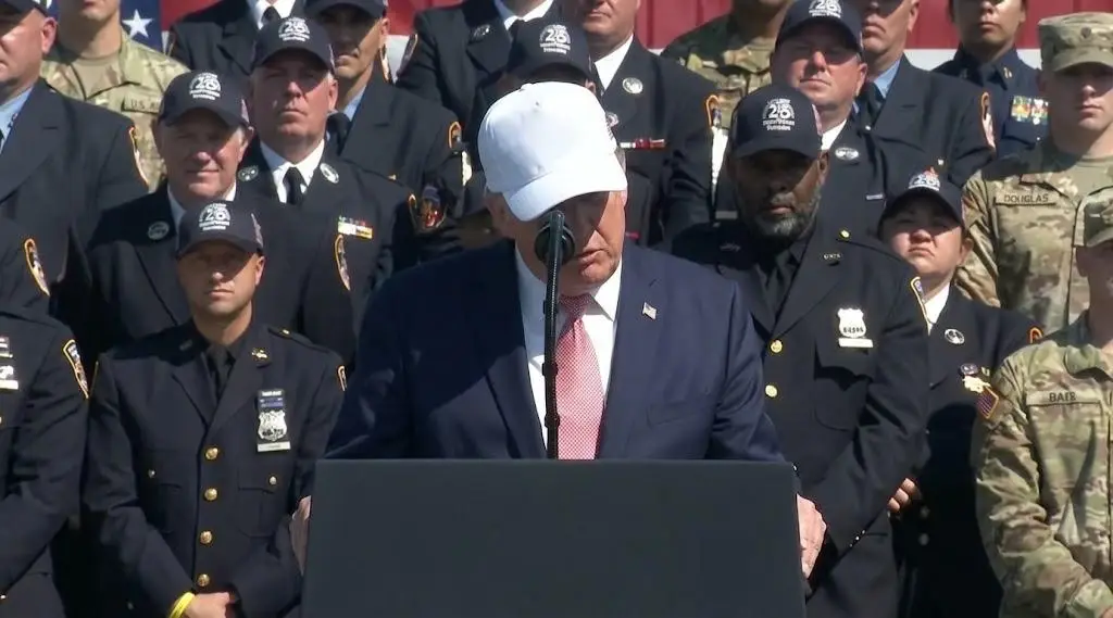 Imagen Trump exhibe viga de la Torre Sur del World Trade Center a 25 años del 9/11 (+Video)