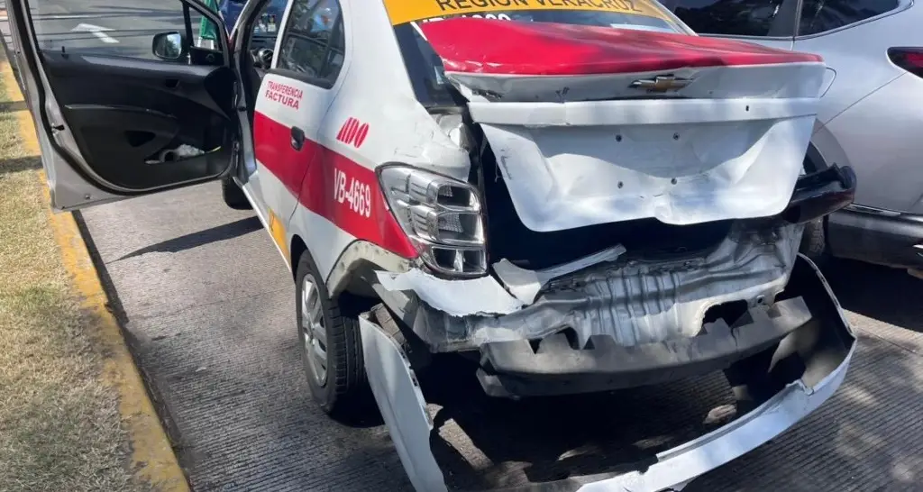 Imagen Fuerte accidente entre taxi y camión de la ruta Manantial En Veracruz 