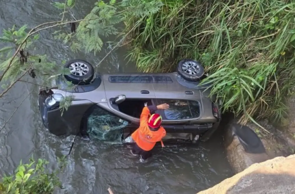 Imagen Muere tras caer con su auto al río Metlác este sábado