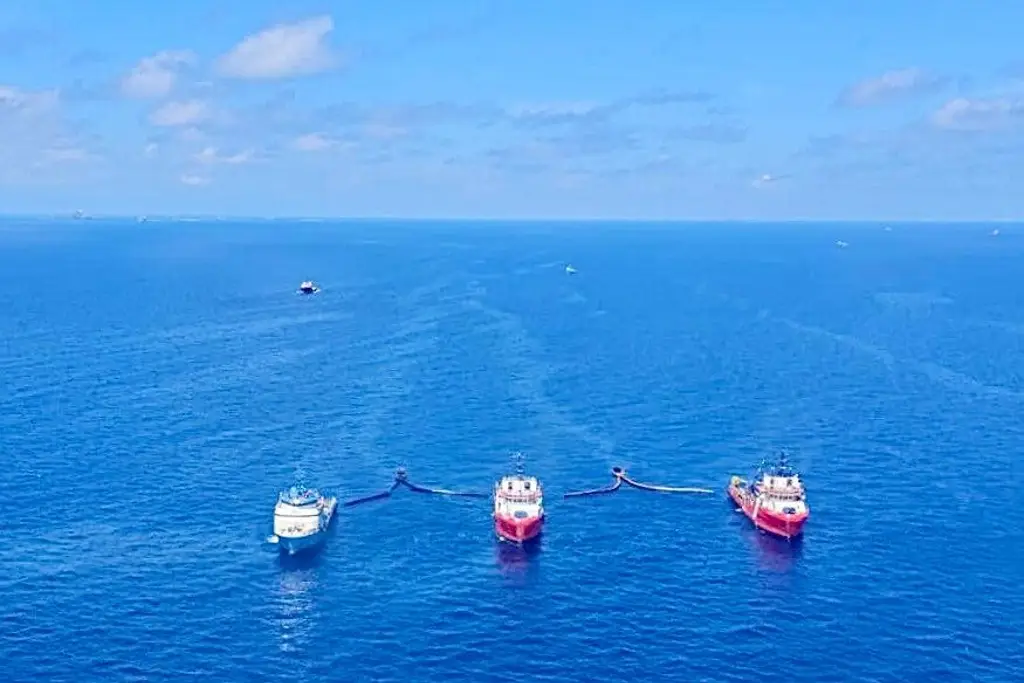 Imagen Controlan derrame de hidrocarburos de Pemex en el Golfo de México tras cierre de pozos