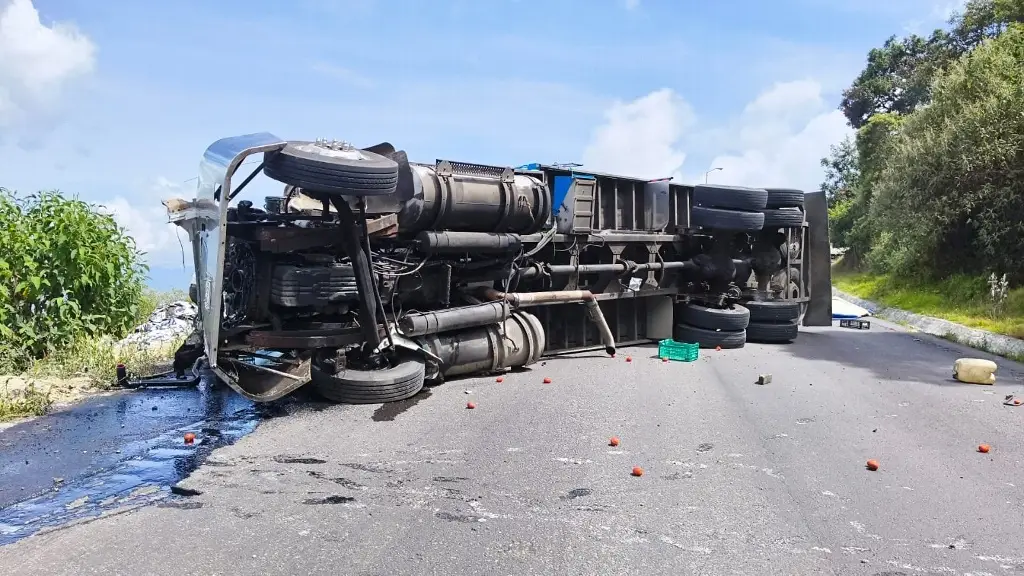 Imagen Cierre total en autopista Acatzingo-Ciudad Mendoza por volcadura