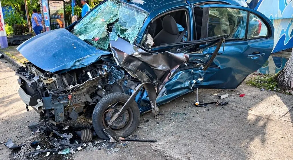 Imagen ¡Impacto brutal! Auto termina atorado en una barda tras accidente en la Veracruz-Tejar 