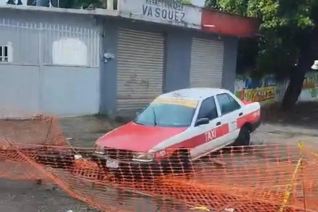 Imagen Taxi cae en una zanja pese a la señalización en Veracruz 