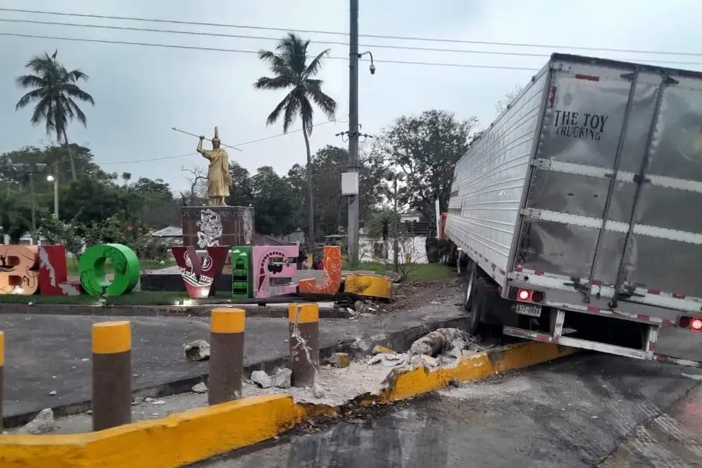 Imagen Tráiler pierde el control y se impacta contra monumento en Pueblo Viejo, Veracruz
