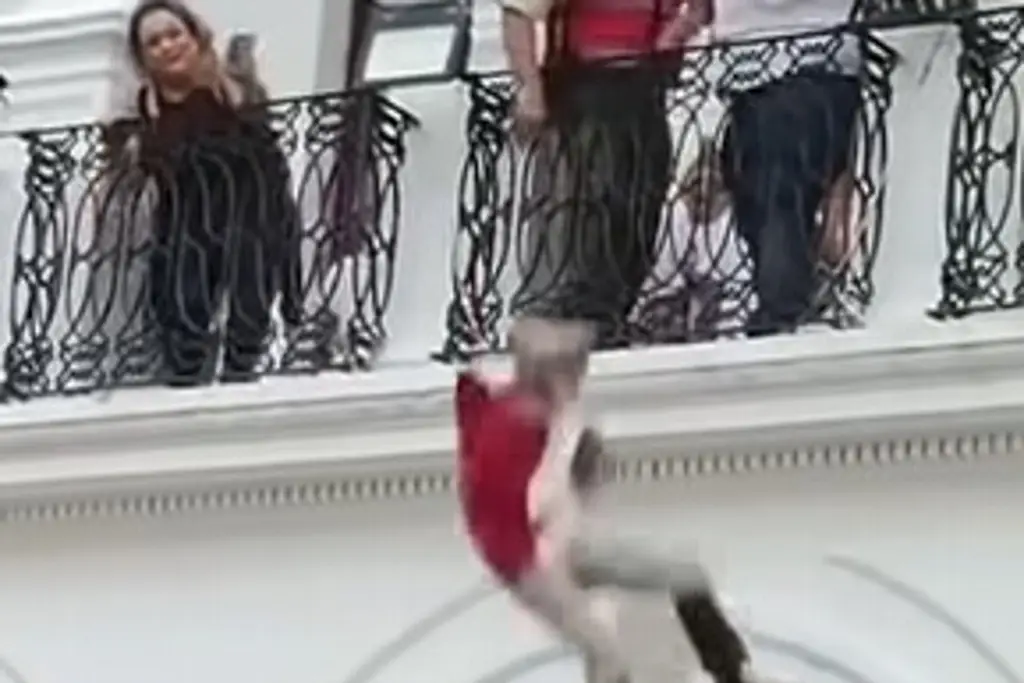 Imagen Niño es lanzado desde un balcón durante acto cívico (+ Video)