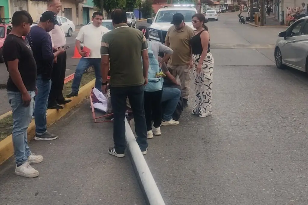 Imagen Trbajador se cae con todo y adornos patrios en Nogales