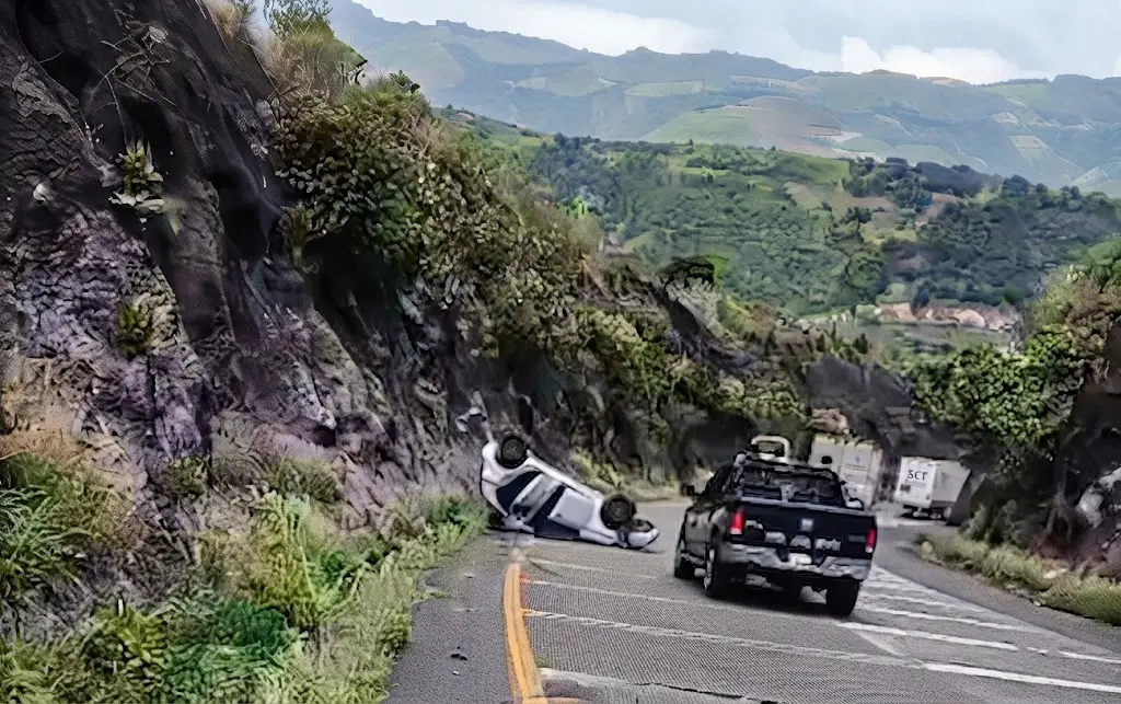 Imagen Reportan volcadura en las Cumbres de Maltrata; ¿ya hay paso?