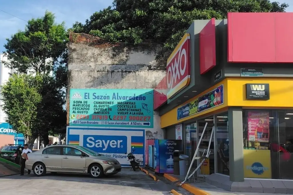 Imagen ¡Se quedó sin frenos! Auto termina dentro de tienda de conveniencia en Veracruz