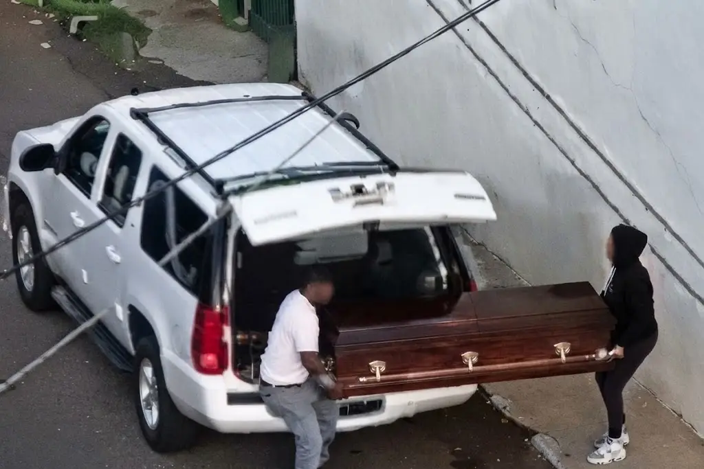 Imagen Así abandonaron ataúd con cadáver embalsamado en calles de Uruapan (VIDEO)