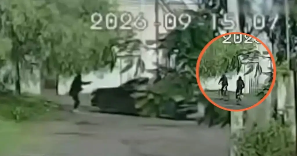 Imagen Pistoleros en bici atacan al asesor de la alcaldesa de Tecámac, Edomex (VIDEO)