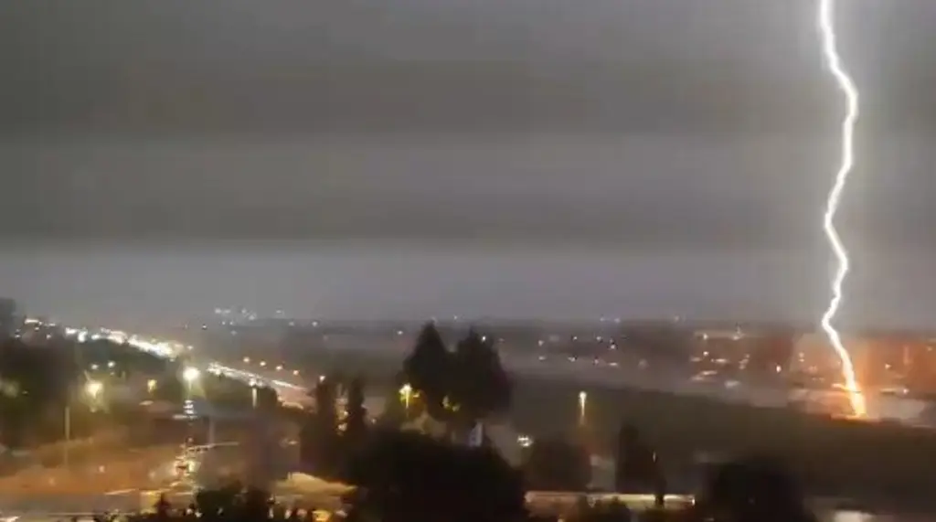 Imagen Caen más de 8 mil rayos en tormenta; captan uno que impactó así (+Video)