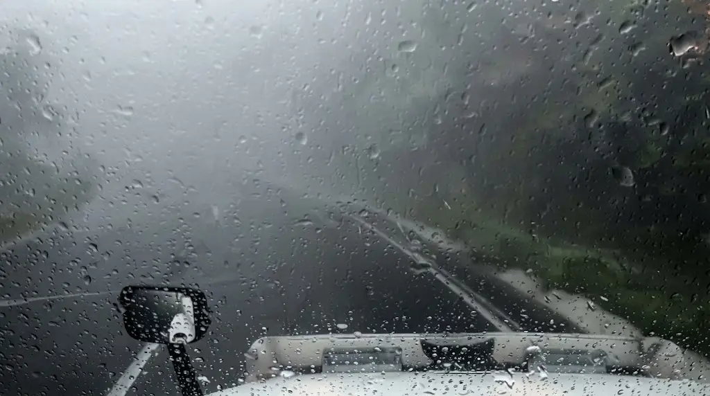 Imagen Fuerte neblina y lluvia en las Cumbres de Maltrata, reportan un accidente (VIDEO)