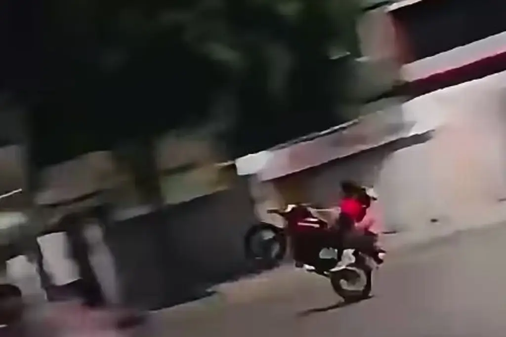 Imagen Hace 'caballito' en moto y termina en fuerte accidente