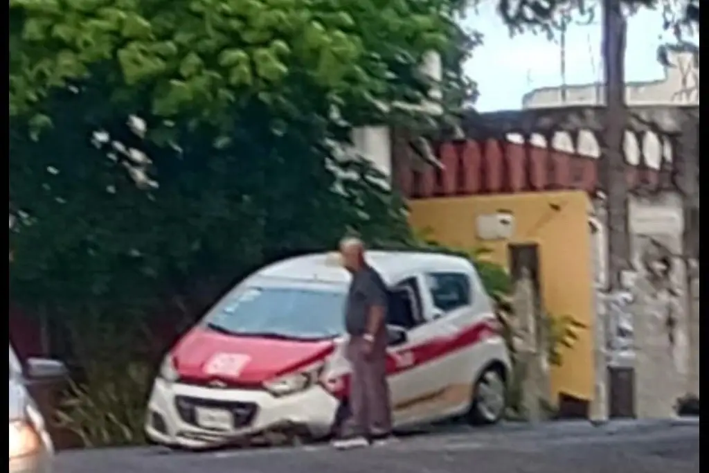 Imagen ¡Peligro en Las Brisas! Taxi cae en una alcantarilla rota