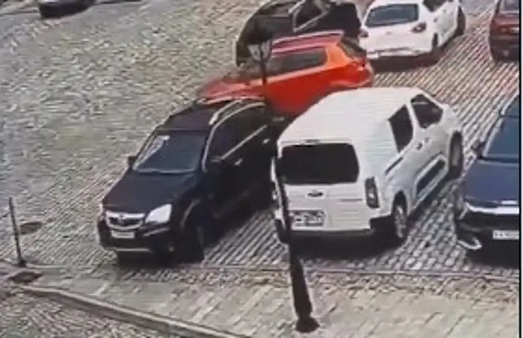 Imagen De 78 años, choca contra seis autos al intentar estacionarse (+Video)