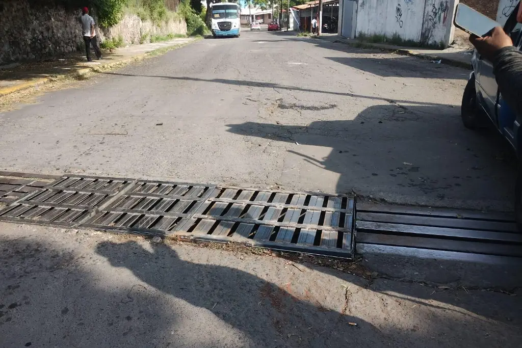Imagen Reparan alcantarilla tras accidente de taxi en Las Brisas