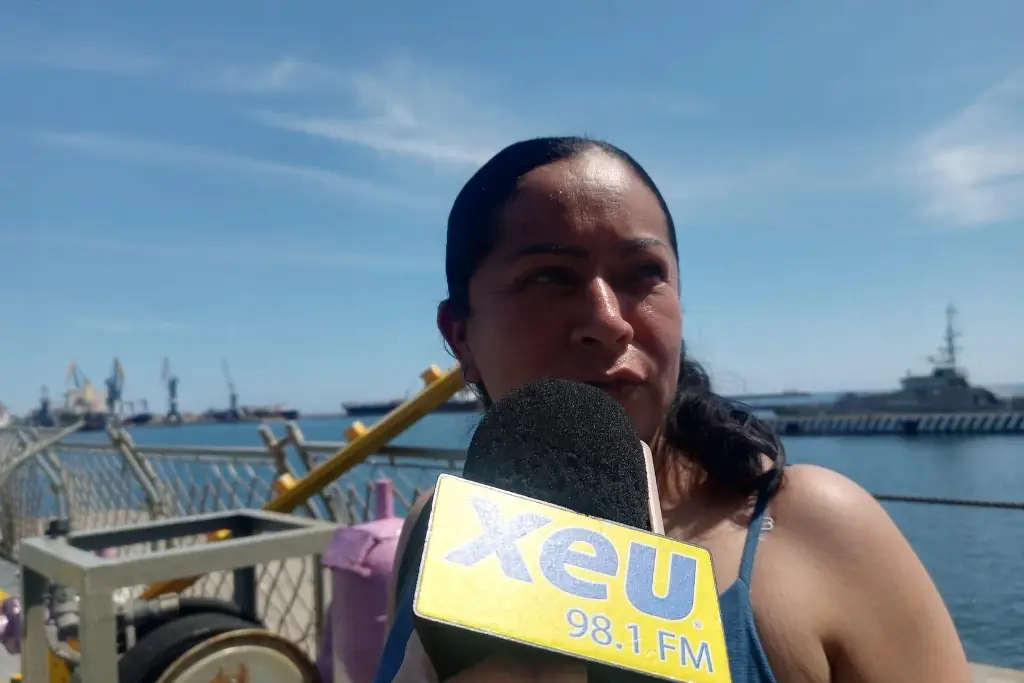 Imagen Familia de Puebla se llevan una sorpresa en Veracruz al conocer buque de la Armada