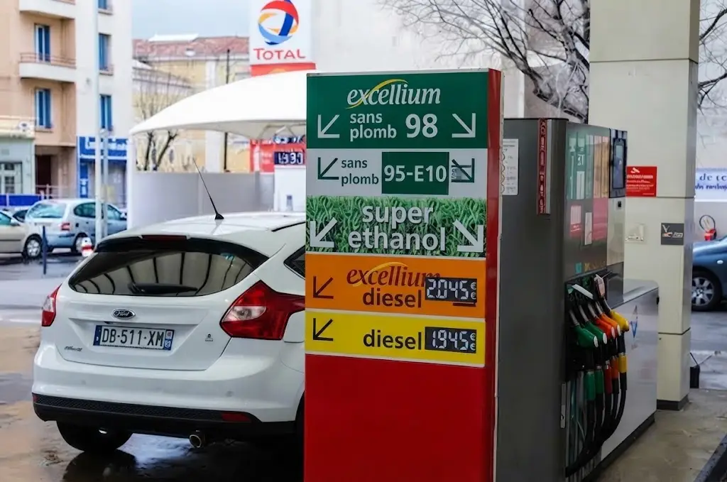 Imagen Macron convoca a 'G7 energético' ante aumento de precios de combustibles previo al invierno europeo