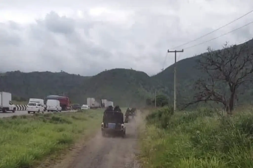 Imagen Recuperan tráiler robado con violencia en la Córdoba-Veracruz; buscan caja con mercancía