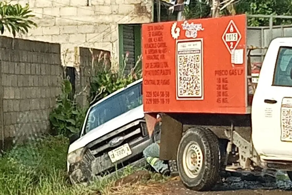Imagen Camioneta cae a brecha en colonia de Veracruz