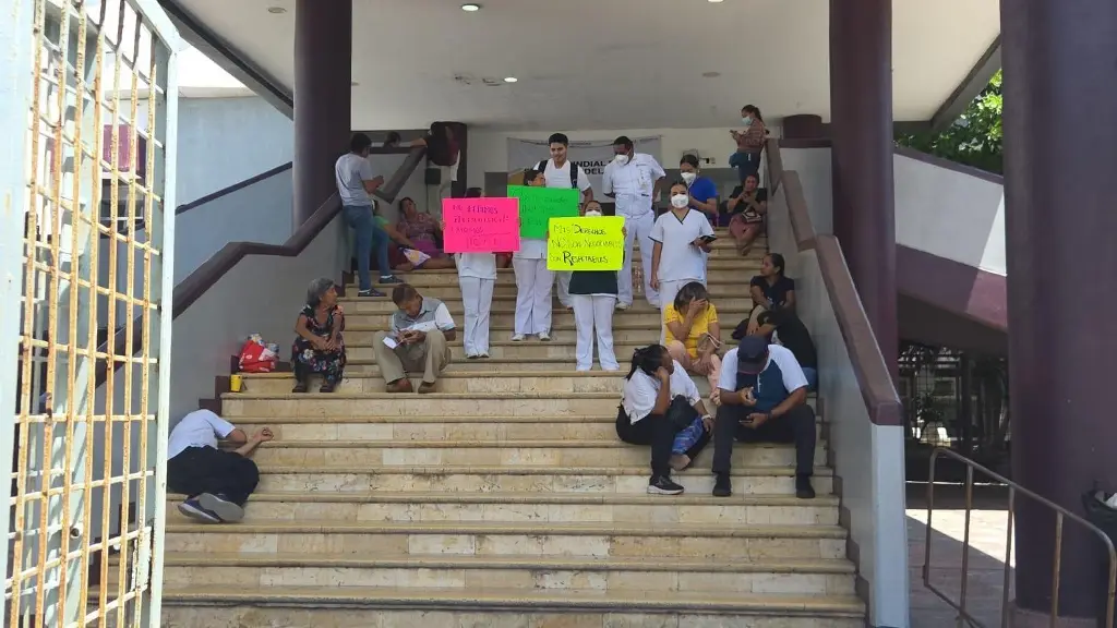 Imagen Enfermeras del Hospital Regional protestan y exigen respeto a sus derechos laborales; esta es razón 